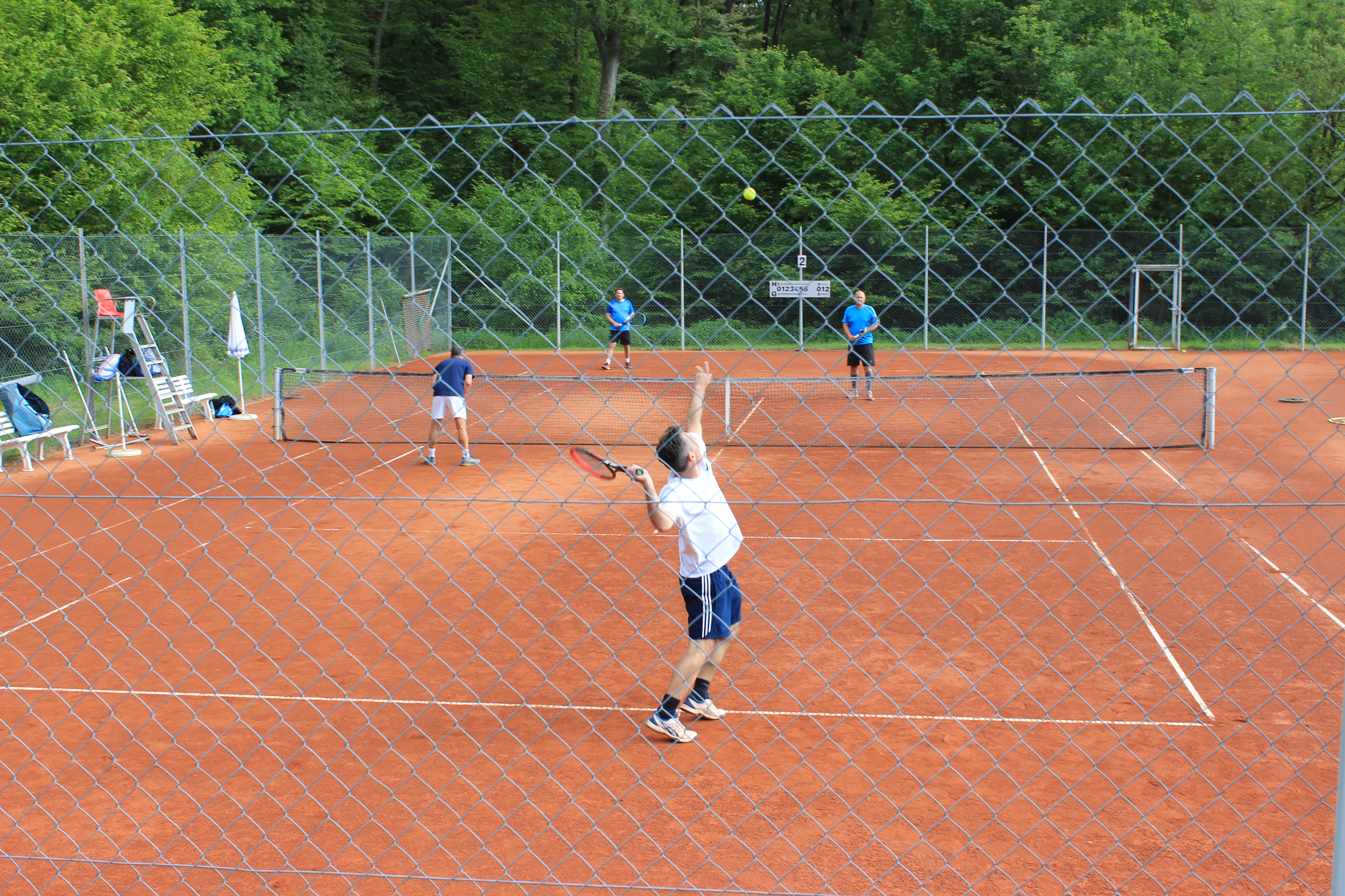 Frank Lippoth beim Aufschlag im Spiel gg. Markgröningen