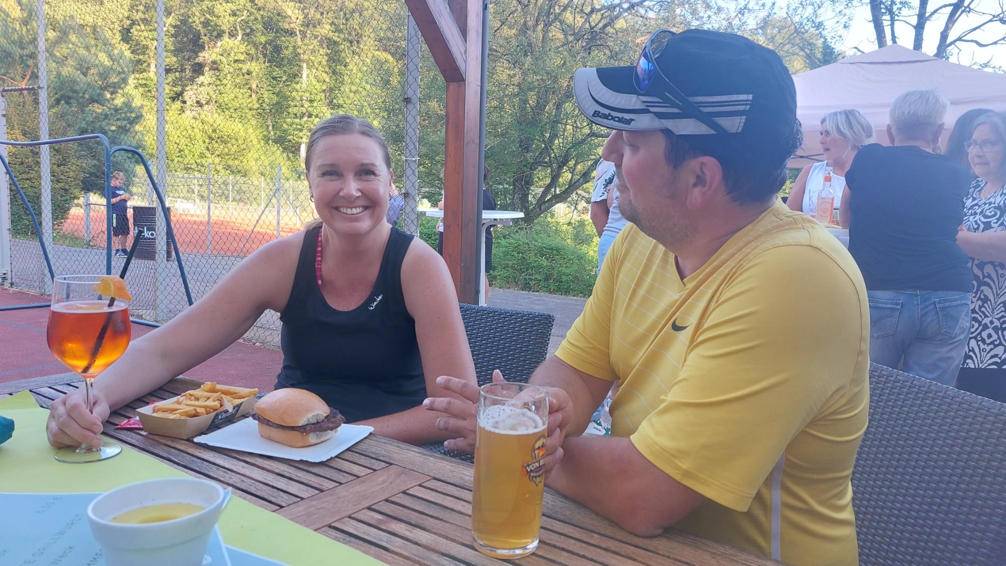 Tina von unserer Hobbymannschaft freut sich riesig nach dem Training